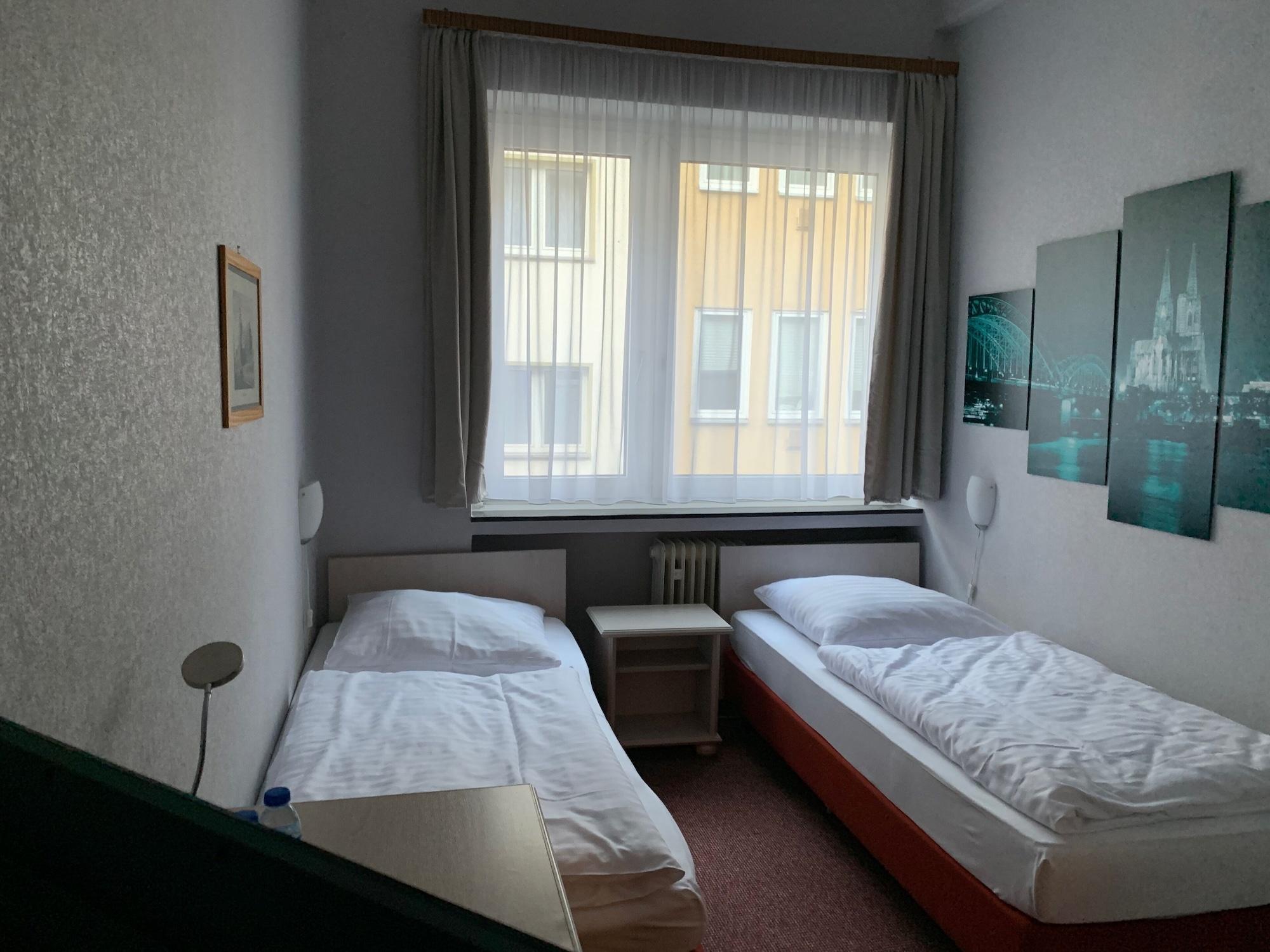 Hotel Berg Кьолн Екстериор снимка