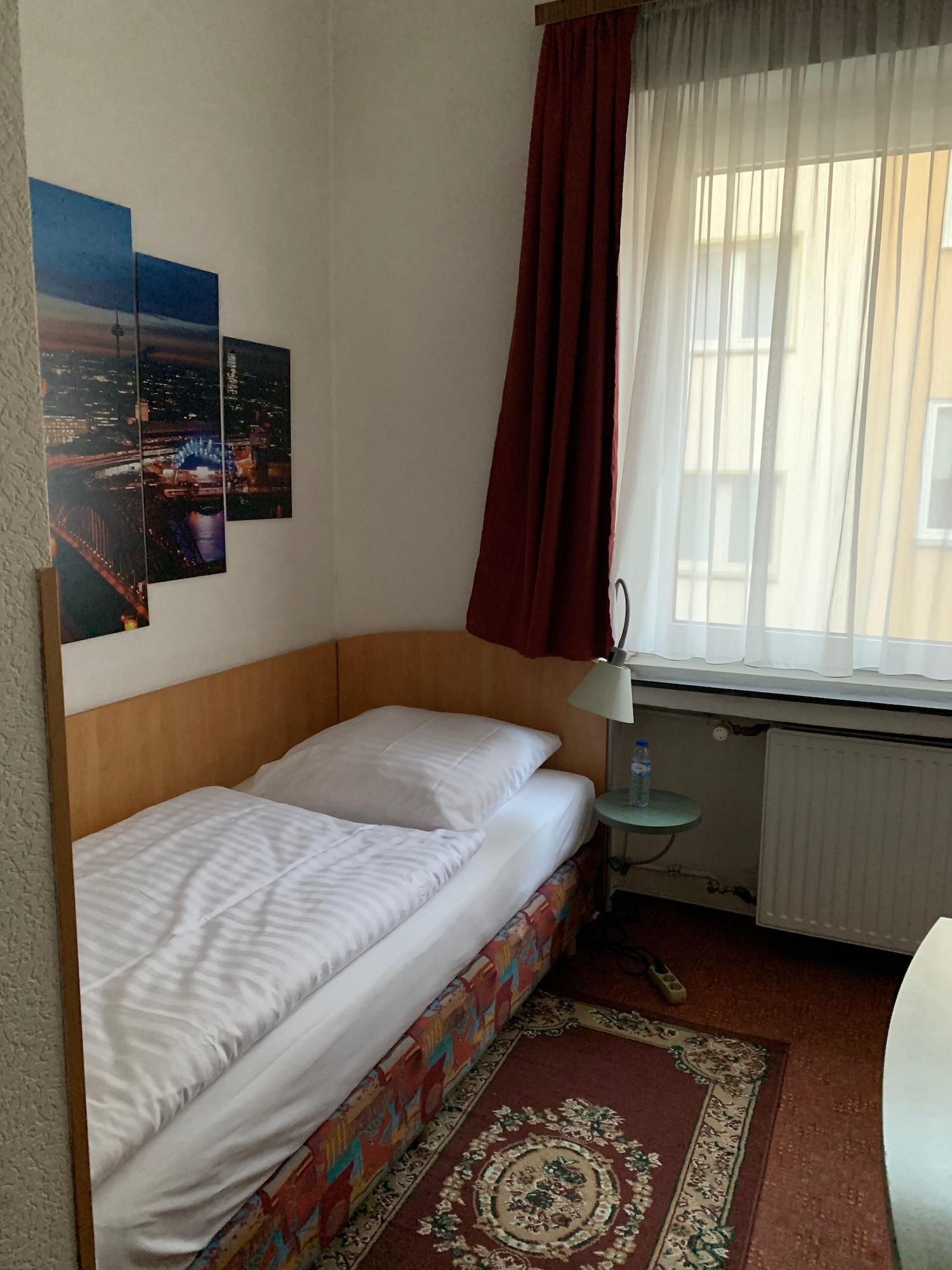 Hotel Berg Кьолн Екстериор снимка