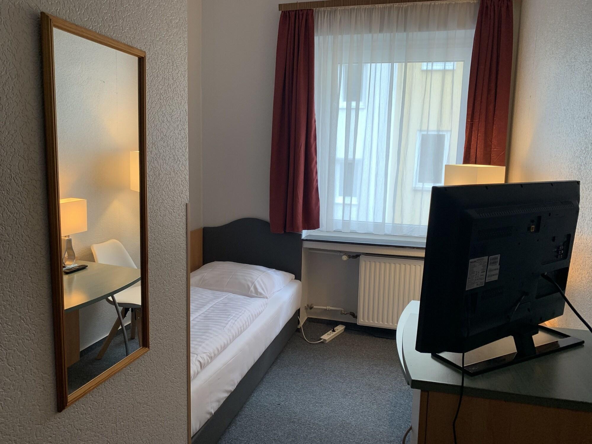Hotel Berg Кьолн Екстериор снимка