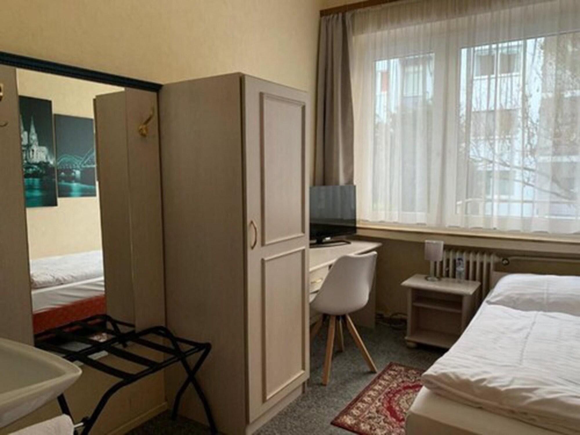 Hotel Berg Кьолн Екстериор снимка