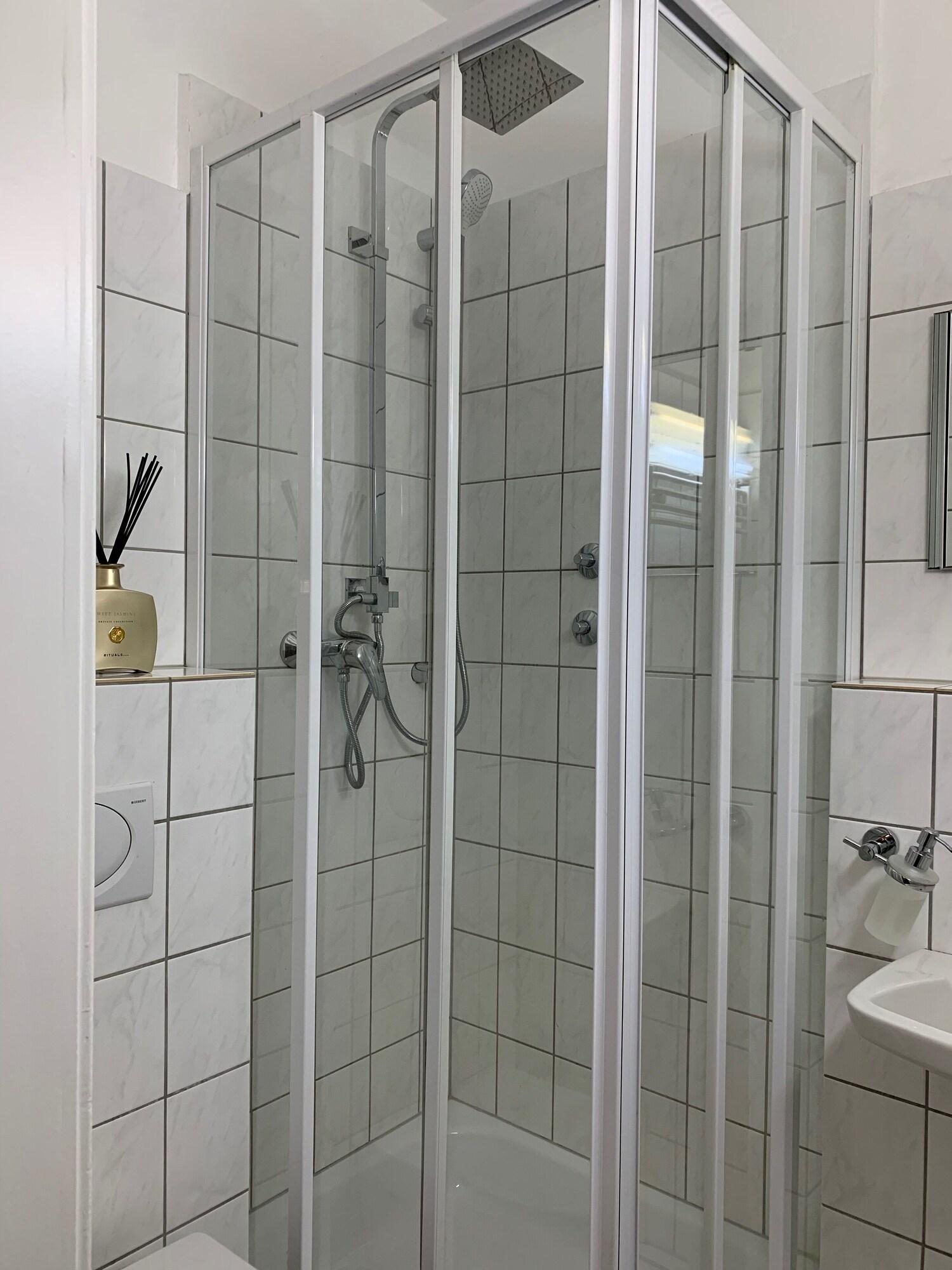 Hotel Berg Кьолн Екстериор снимка
