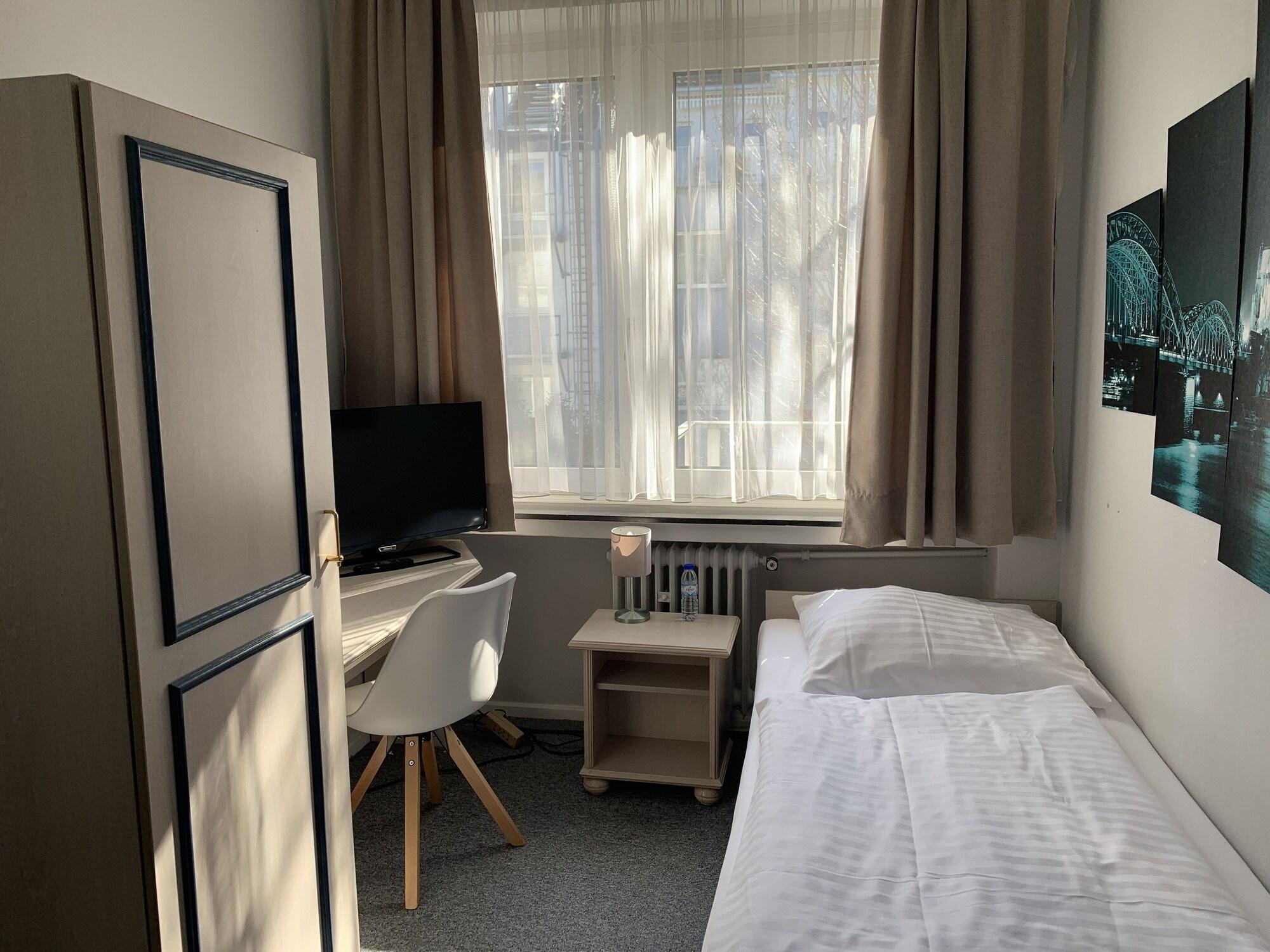 Hotel Berg Кьолн Екстериор снимка