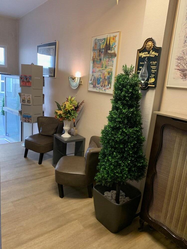 Hotel Berg Кьолн Екстериор снимка