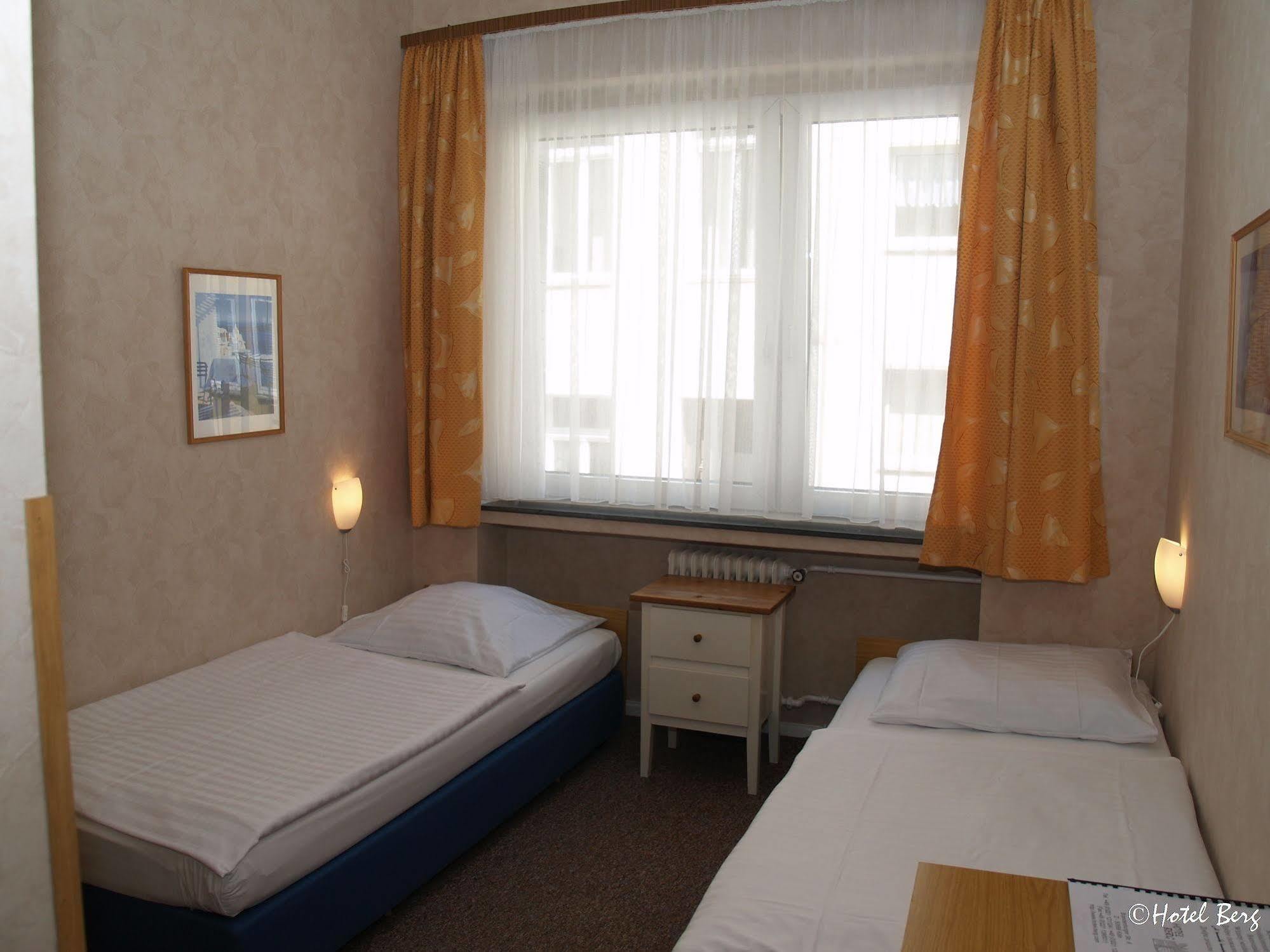 Hotel Berg Кьолн Екстериор снимка