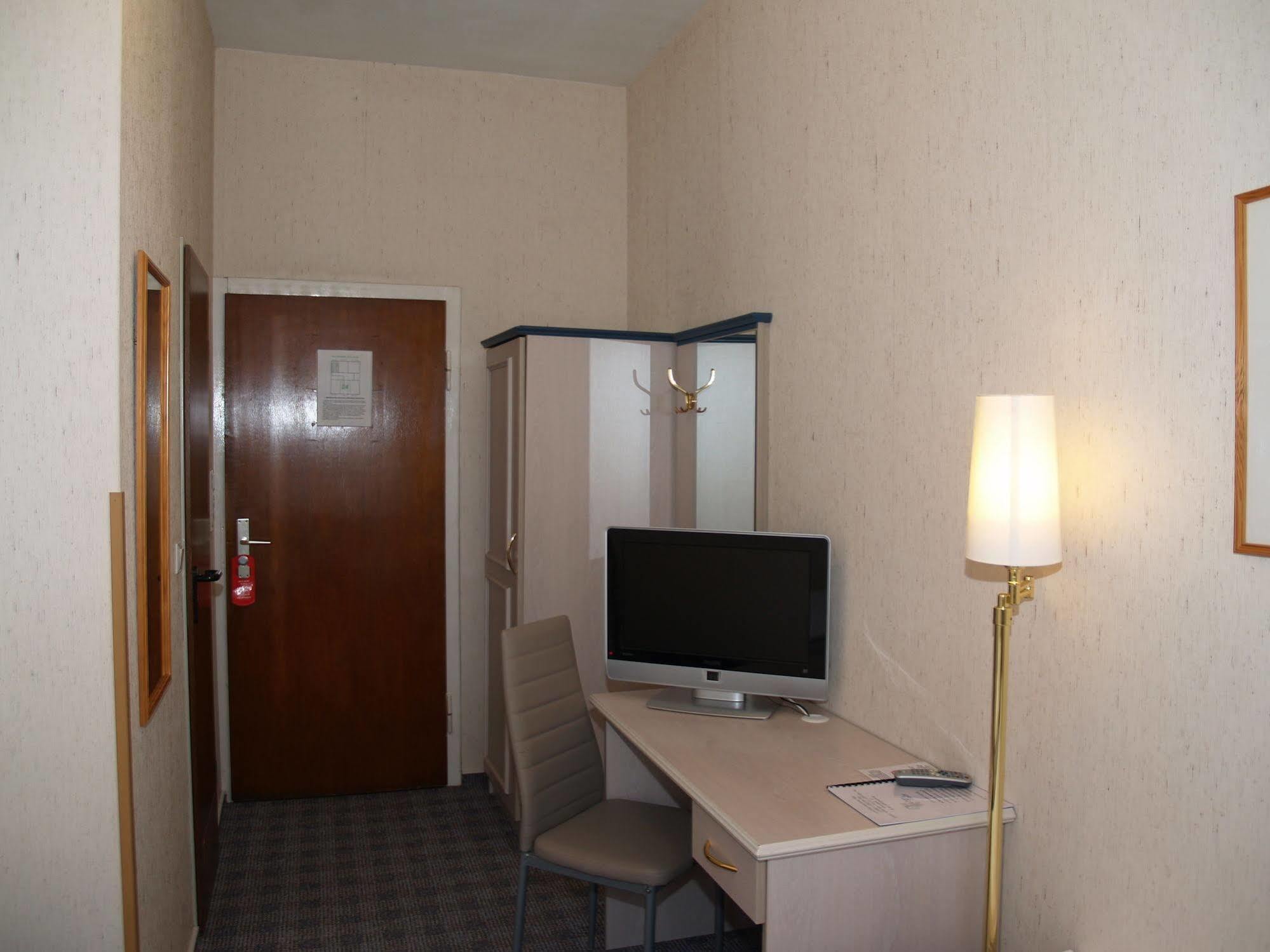 Hotel Berg Кьолн Екстериор снимка