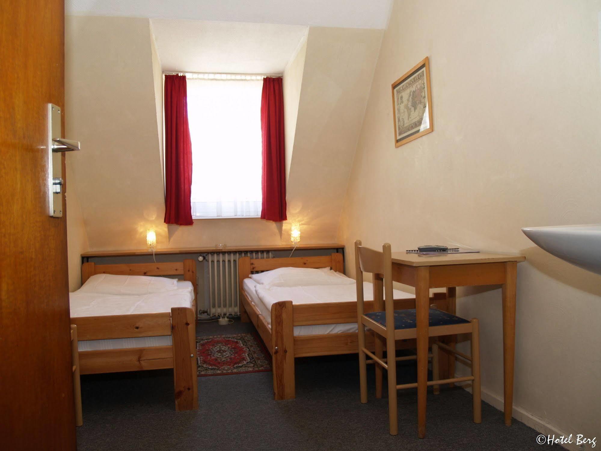 Hotel Berg Кьолн Екстериор снимка