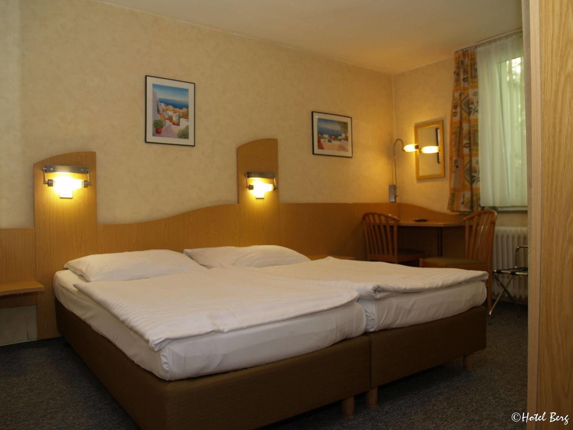 Hotel Berg Кьолн Екстериор снимка