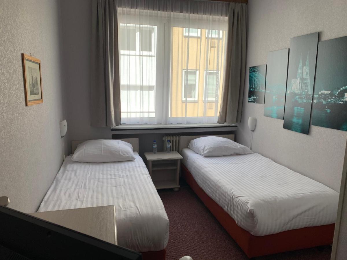 Hotel Berg Кьолн Екстериор снимка